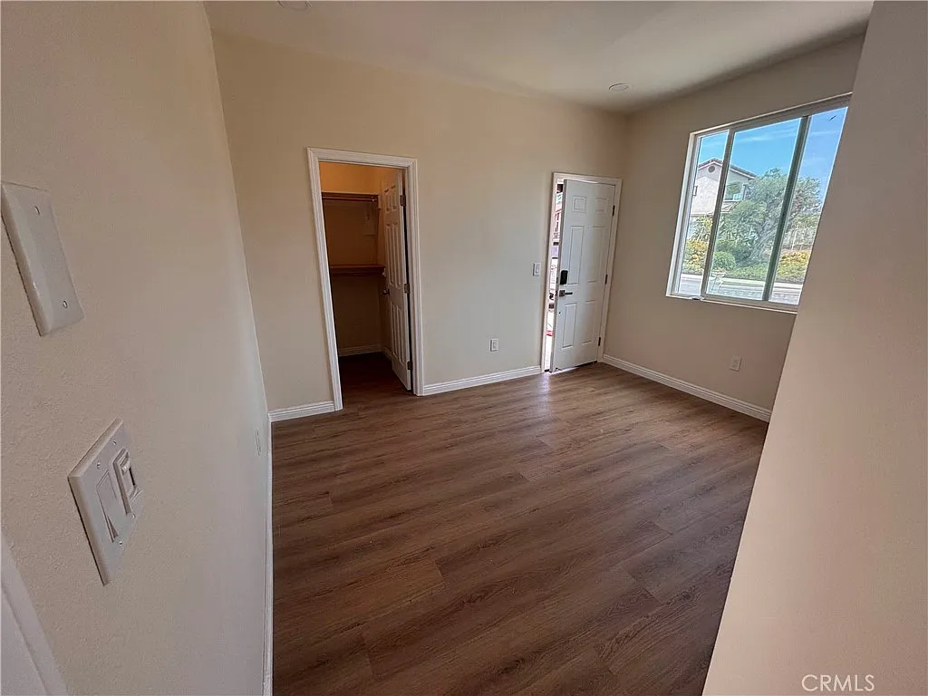 3 bed, 960 sqft, $3,400 — Photo 3