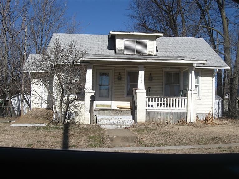 2nd image of 1045 W Calhoun St