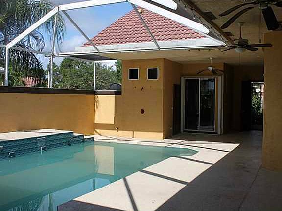 4th image of 706 SW Lake Charles Cir
