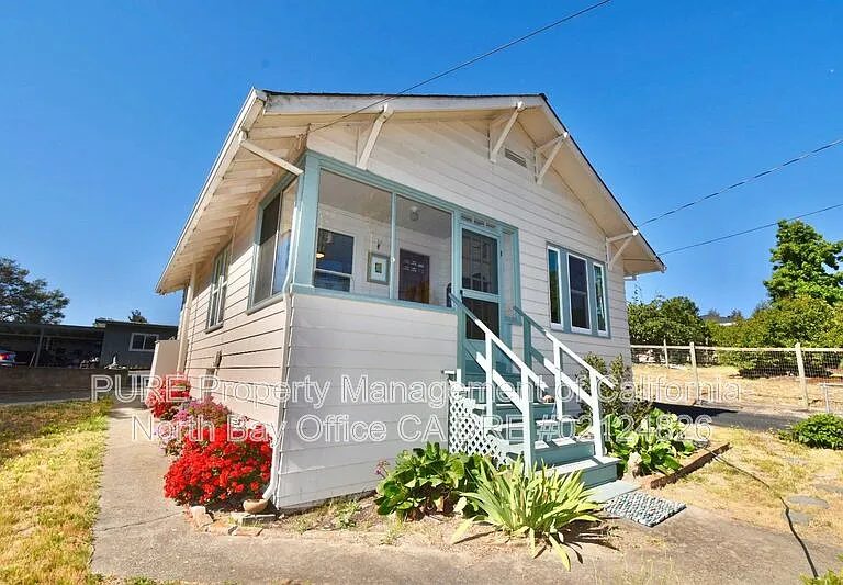 1345 Eastman Ln — Photo 1