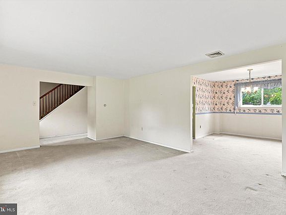 5th image of 68 Iroquois Ave