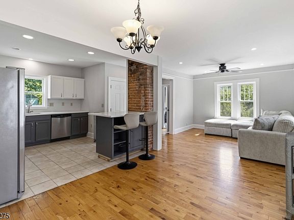 5th image of 39 Budd St #2
