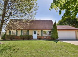 887 Laurel Dr, Aurora, IL 60506