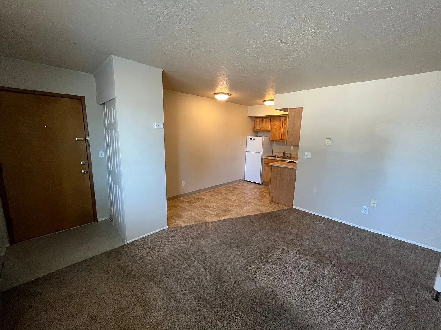Charming Studio Unit Near Downtown Redmond - The Pines Apartments — Photo 3