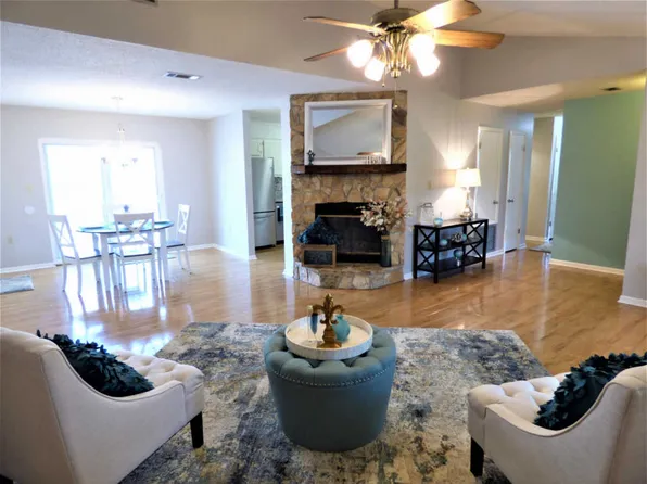 3014 Bob White Dr, Mary Esther, FL 32569