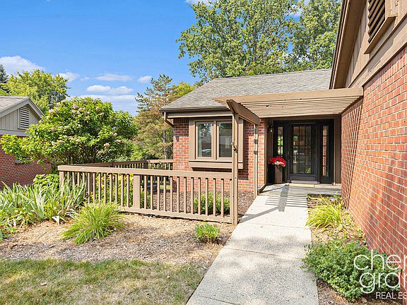 3rd image of 1323 Suncrest Dr NE #68