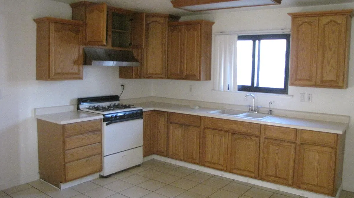 Kitchen with dinning area - 3579 Haig St