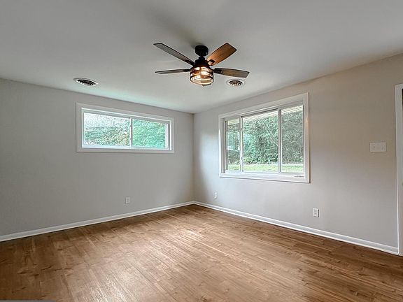 4th image of 1565 Chester Ave