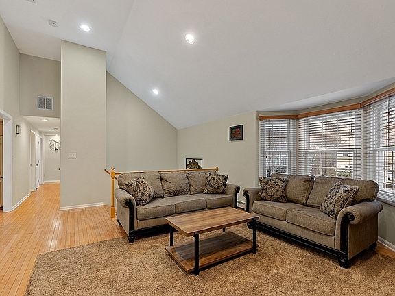 2nd image of 8 Pheasant Hill Dr