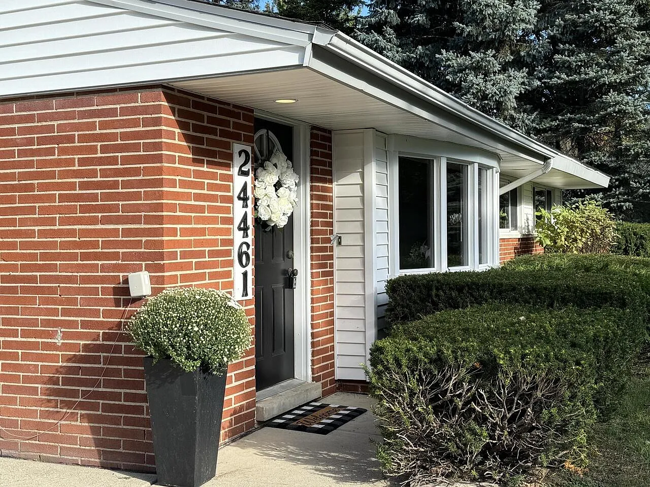 3 bed, 1.5 bath, 1211 sqft, $1,900 — Photo 2