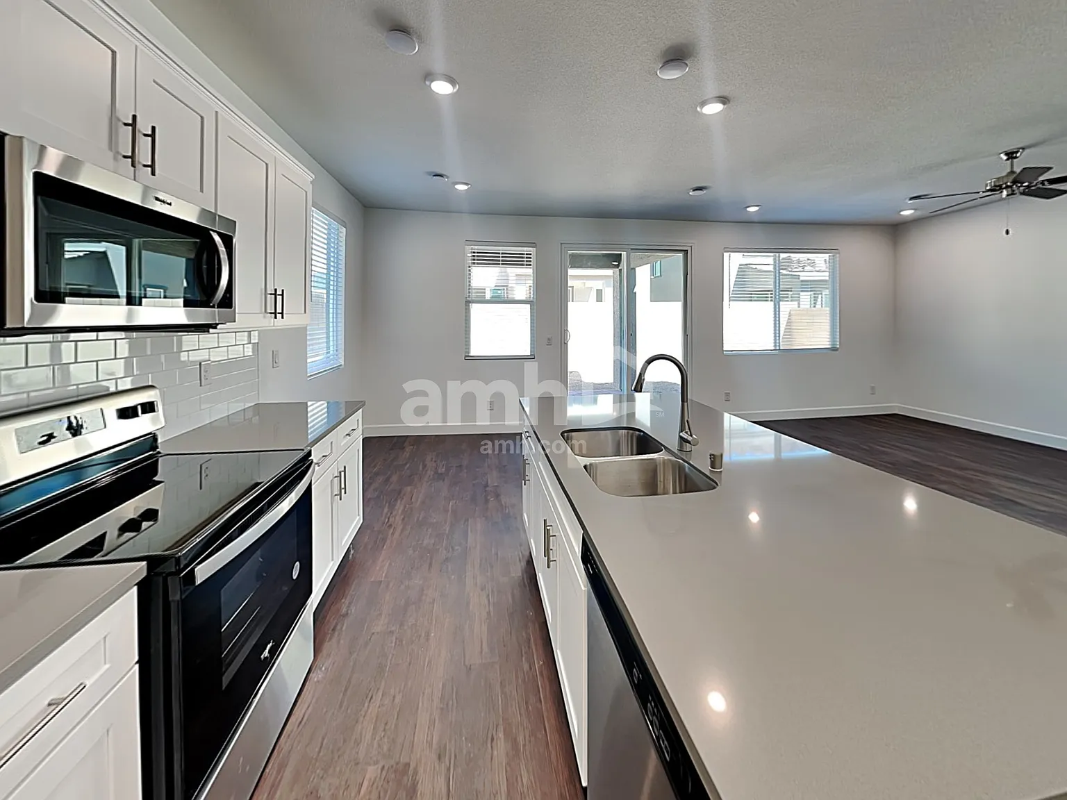3 bed, 2.5 bath, 1808 sqft, $2,410 — Photo 3