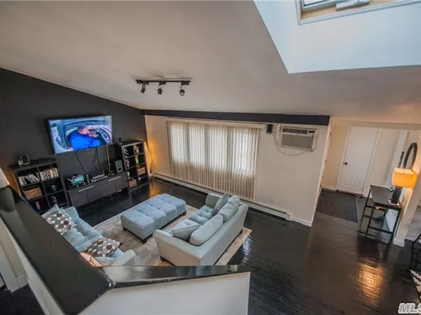 69 Suffolk St, Freeport, NY 11520