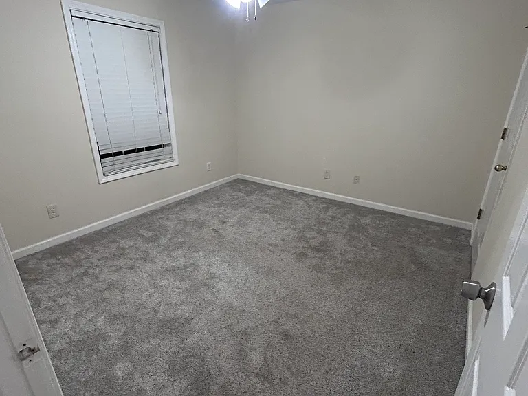 325 London Ln — Photo 18