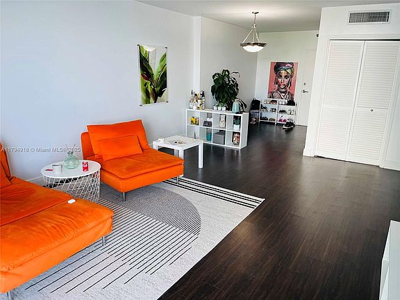 3rd image of 1000 West Ave #5552