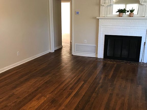 Living Room
Hardwood Floors
Fireplace
Size 11.5 x 19