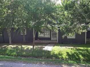 601 S 9th St, Seadrift, TX 77983