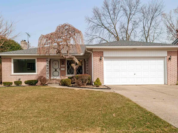 1450 Blairmoor Ct, Grosse Pointe Woods, MI 48236