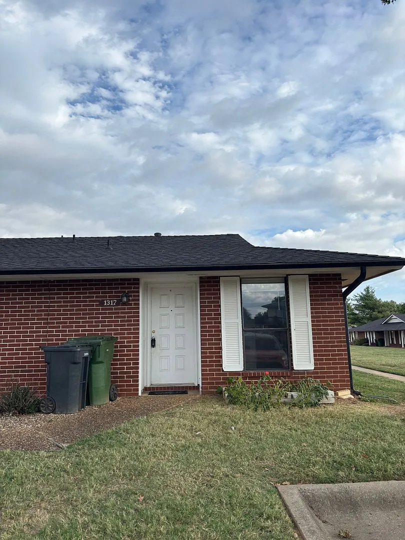 Charming Duplex in Rogers! — Photo 1