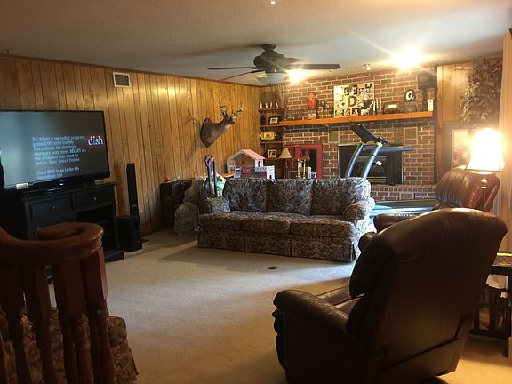 Large living room w/gas fp