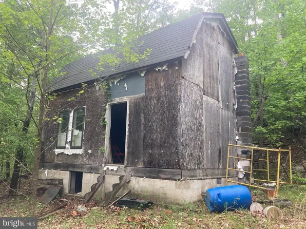 840 Falconwood Dr, Paw Paw, WV 25434