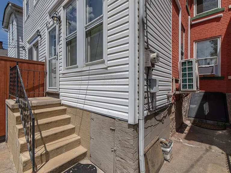 42 E Wall St — Photo 26
