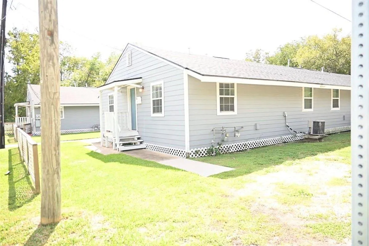 2 bed, 1.5 bath, 3060 sqft, $1,350 — Photo 2