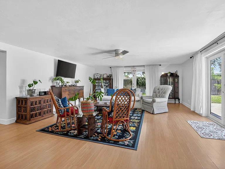 807 SW 3rd St — Photo 12