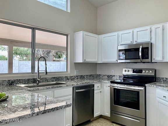 4th image of 4047 E Meadow Dr