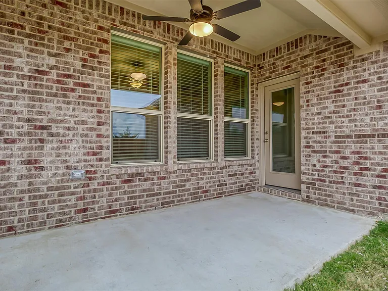 638 Devonshire Ln — Photo 33