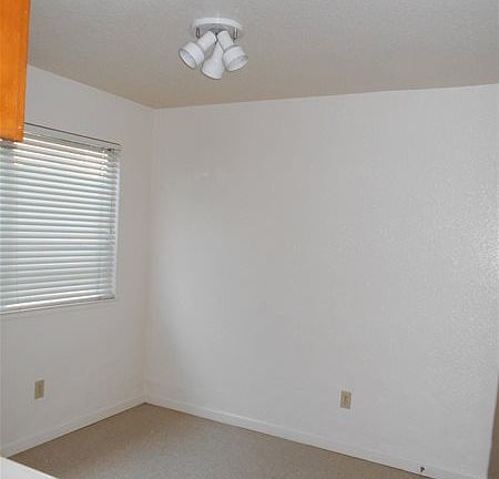 2nd image of 908 Kenwood Ave APT A