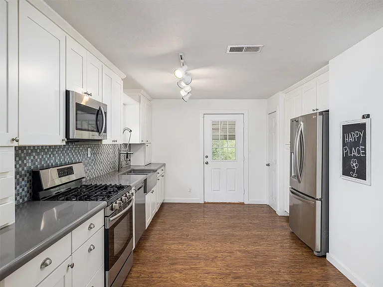2591 Spring Valley Dr — Photo 10