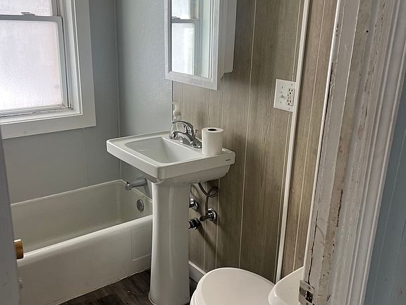 5th image of 410 10th Ave E #1