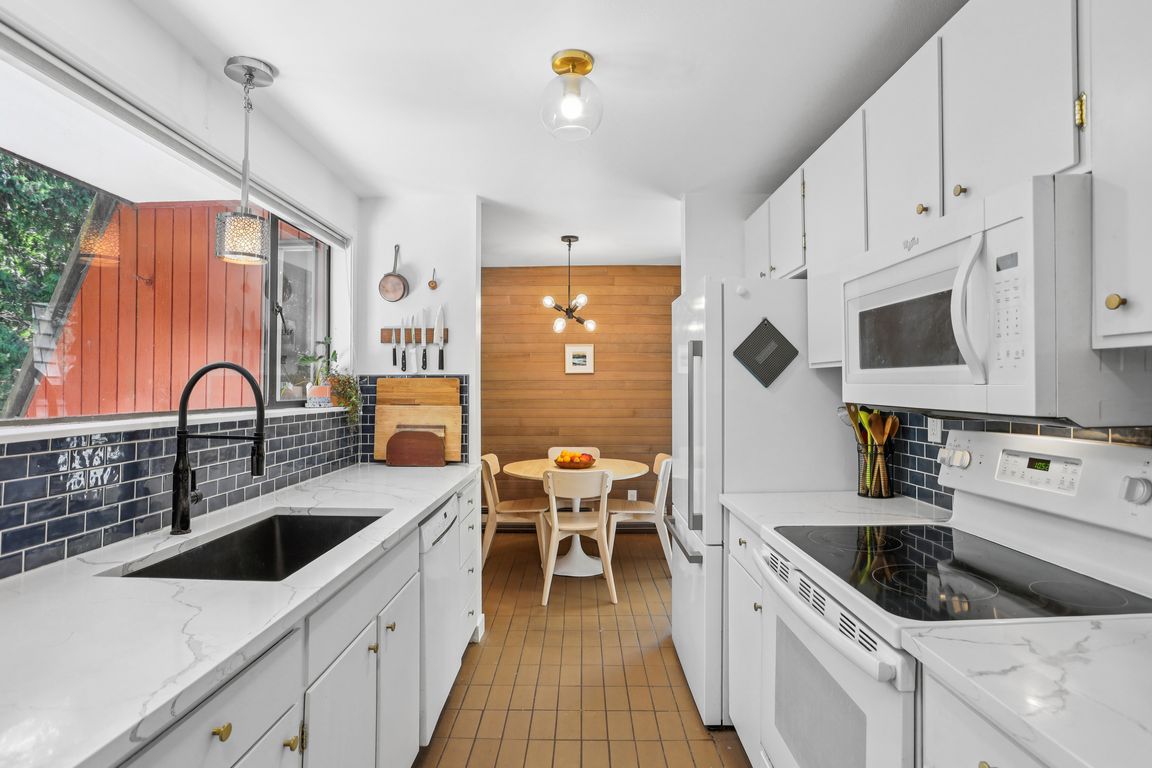 Burke Ave-S0907-012.jpg