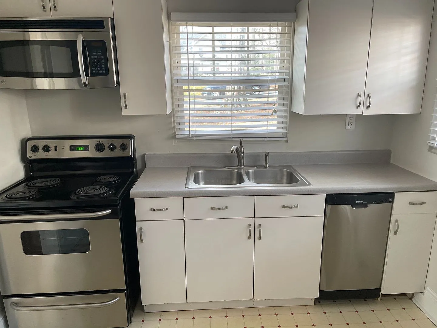 Adorable Two Bedroom Duplex in Plaza Midwood! — Photo 4