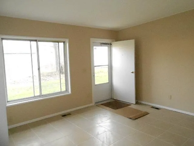 Building Photo - 33263 Vine St #14