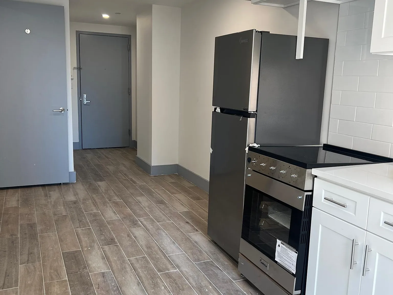 1 bed, 700 sqft, $2,762 — Photo 2