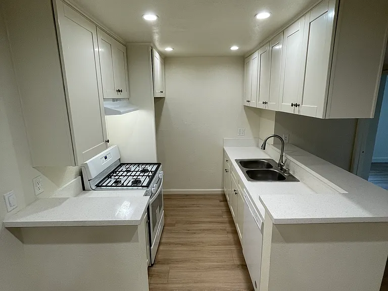 1051 Justin Ave — Photo 9