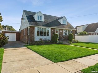 1694 Royal Rd, East Meadow, NY 11554