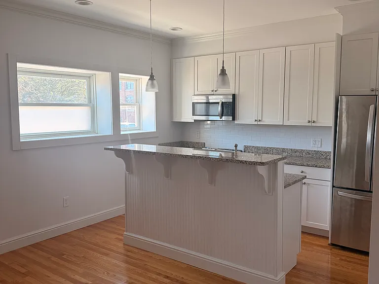 102 Pearl St — Photo 2
