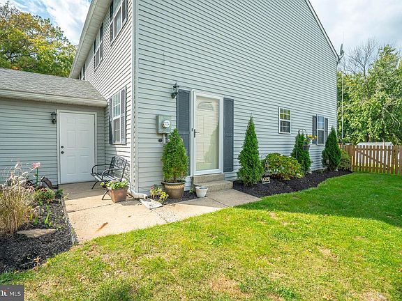 3rd image of 409 Edgewood Dr
