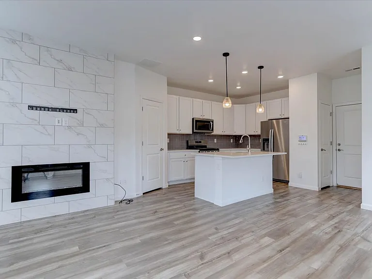 1828 S Poplar Ct — Photo 1
