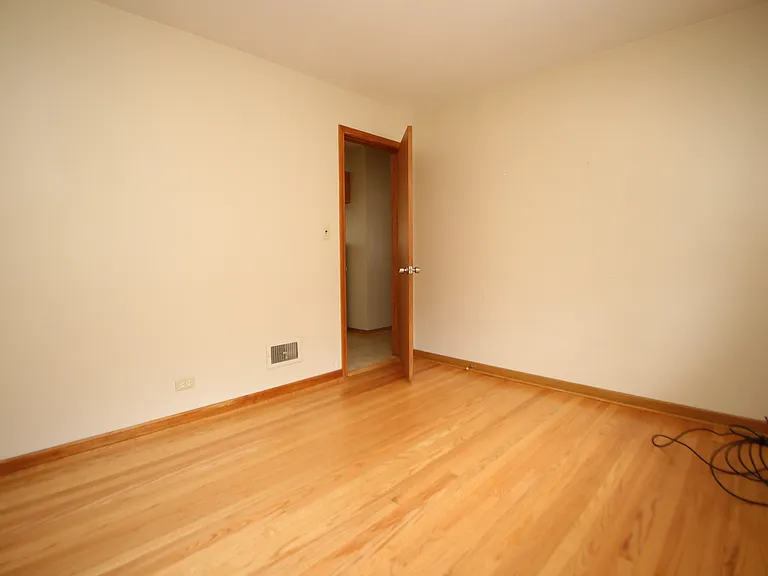 8214 W Wilson Ave — Photo 9