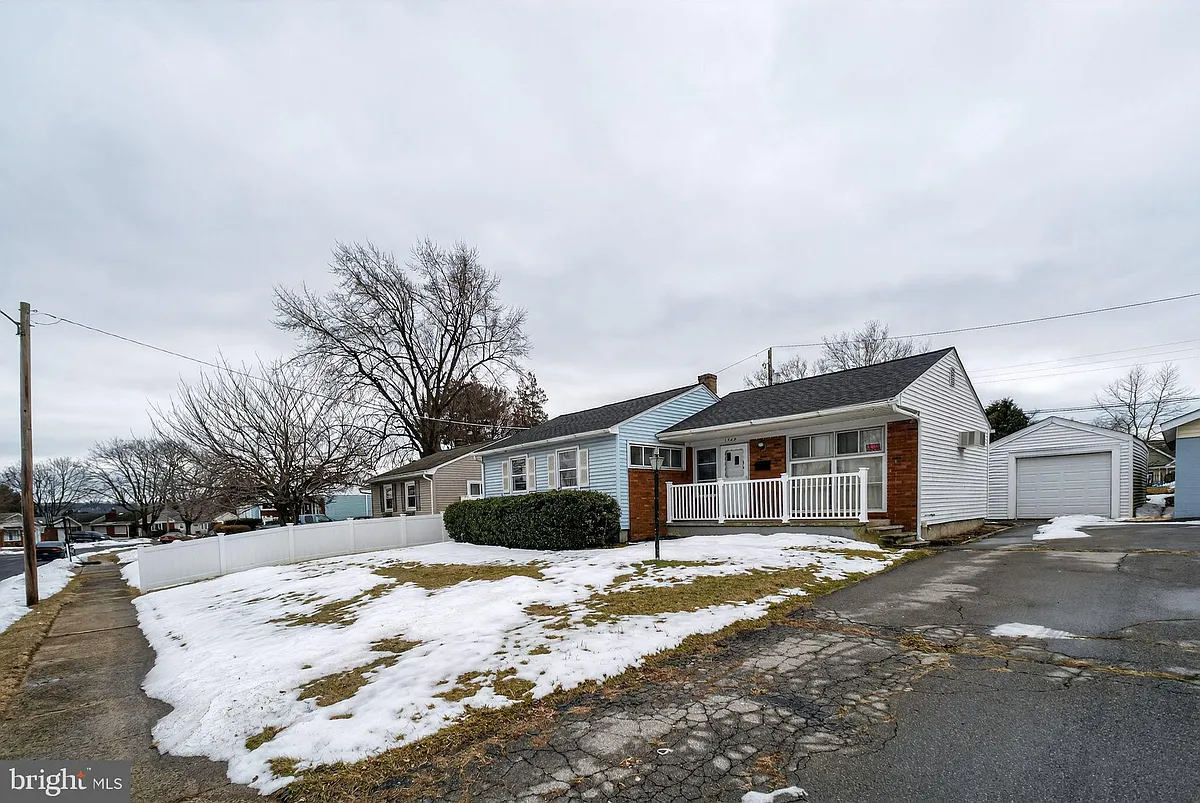 Building Photo - 1569 Fleming St
