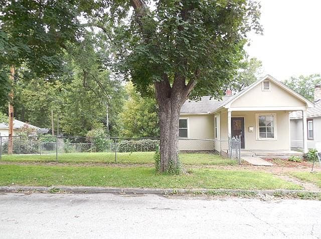 1st image of 906 S 2nd St