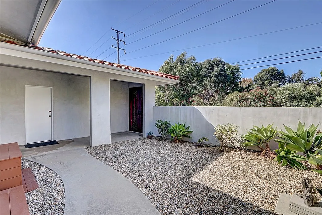 3 bed, 2400 sqft, $11,750 — Photo 4