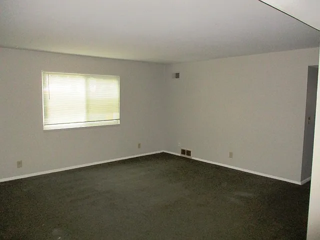 2 bed, 1.5 bath, 945 sqft, $1,005 — Photo 3
