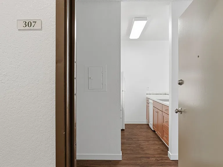 Pine Street Apartments — Photo 10