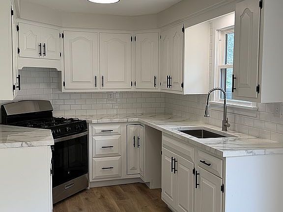 3rd image of 109 Arbutus Ln