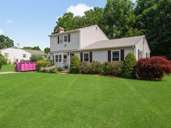 41 Meadowcrest Dr, Cumberland, RI 02864