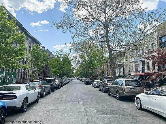 4th image of 542 Bainbridge St #2